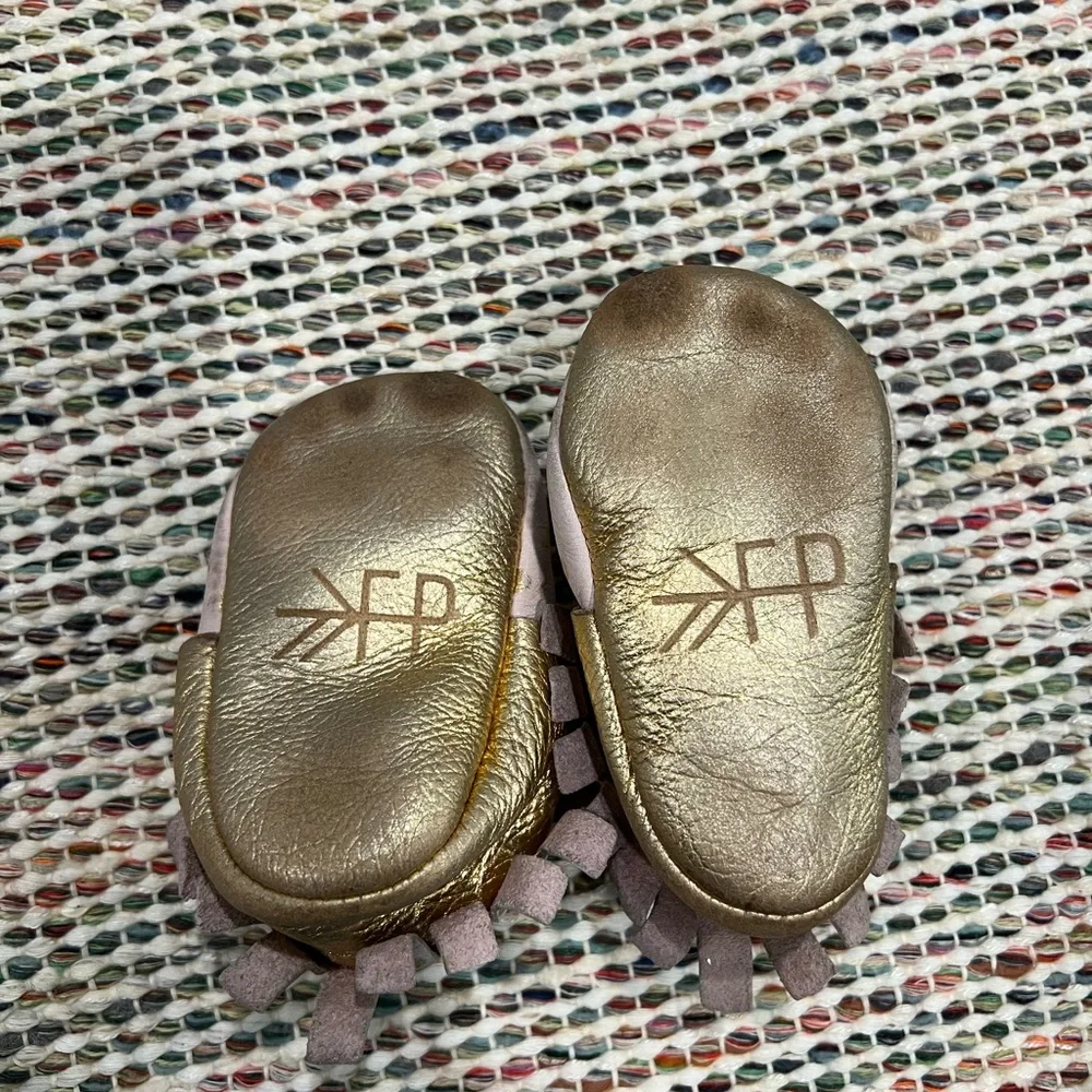 Freshly Picked Pink Gold Polkadot Fringe Leather‎ Baby Moccasins Sz Infant 2